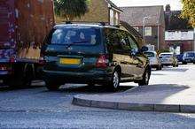 a Kia Sedona ignores the no right turn sign on Halfway Road and turns into Lynsted Road