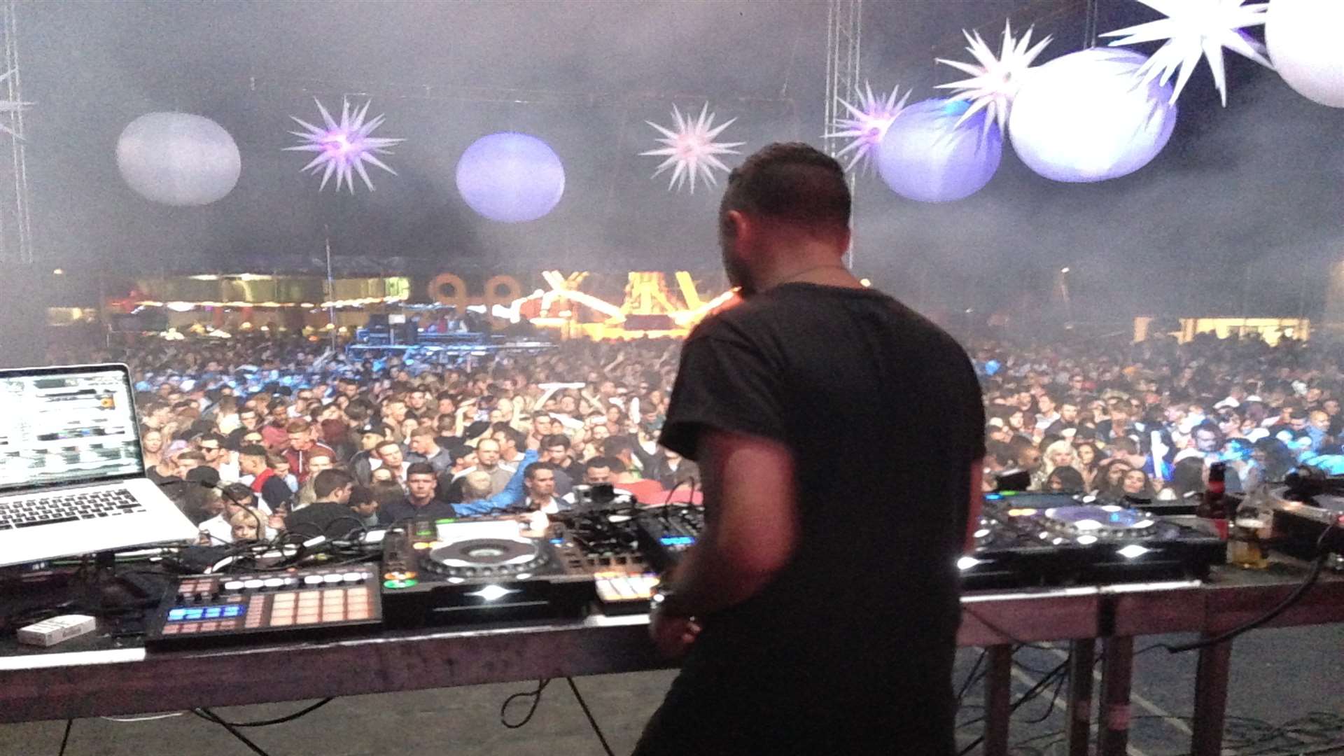 Nic Fanciulli closes the set at a previous Social