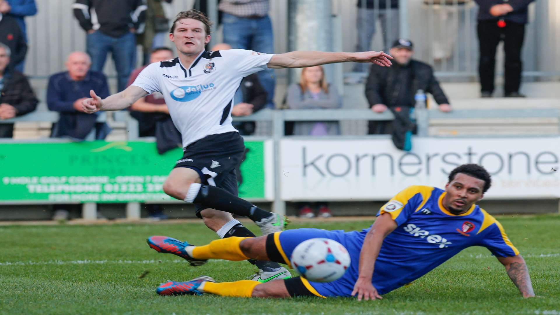 Tom Bradbrook in action for Dartford against Hayes & Yeading Picture: Matthew Walker