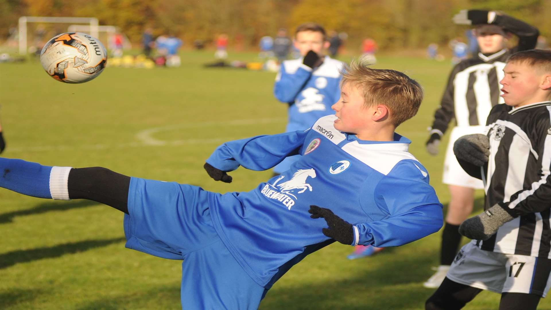 KFU Woodpecker under-14s (blue) take on Milton & Fulston United Zebras under-14s. Picture: Steve Crispe FM4997042