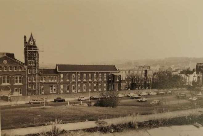 An old picture of St Bart's Hospital in Rochester (14176669)