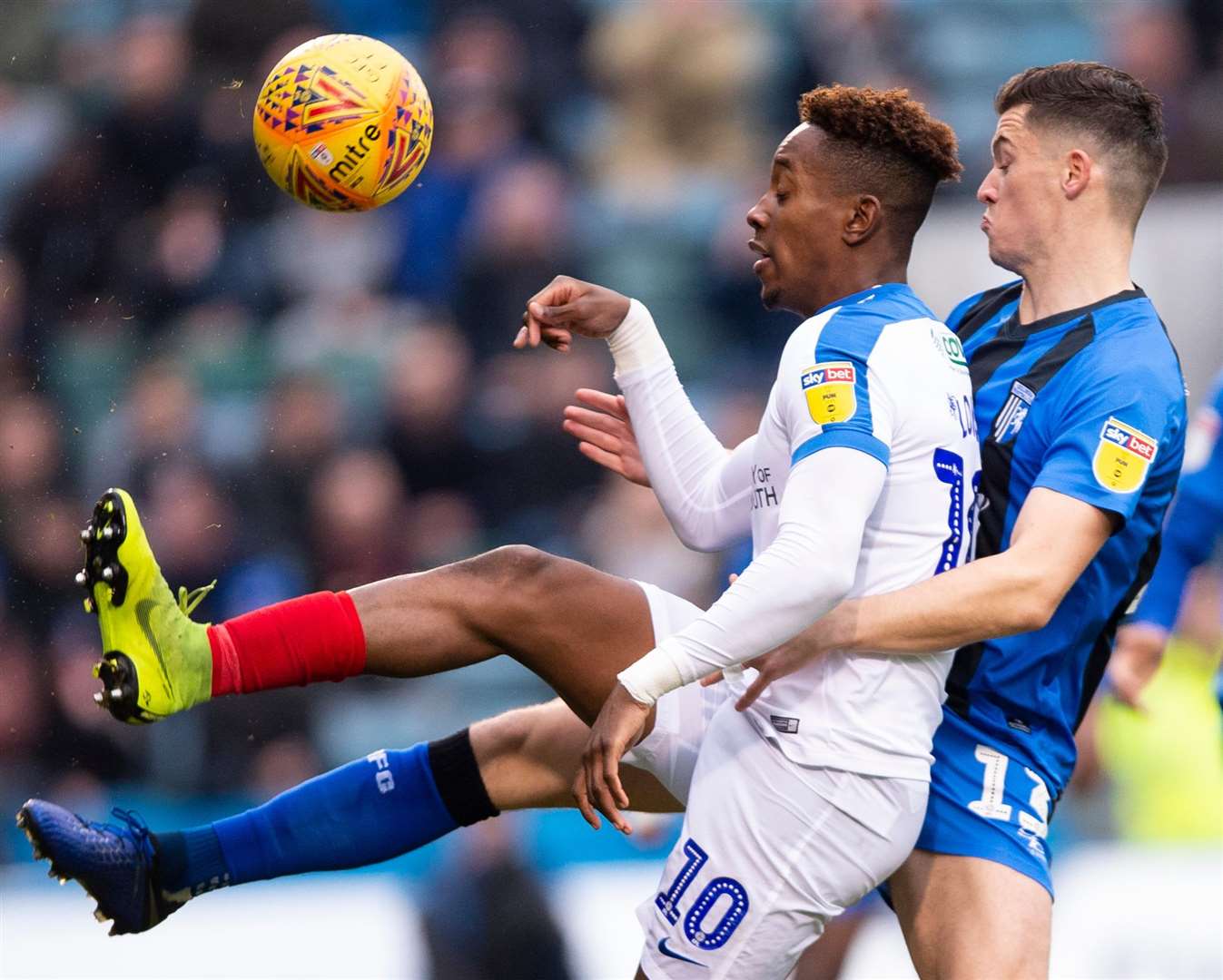 Callum Reilly challenges with Jamal Lowe. Picture: Ady Kerry