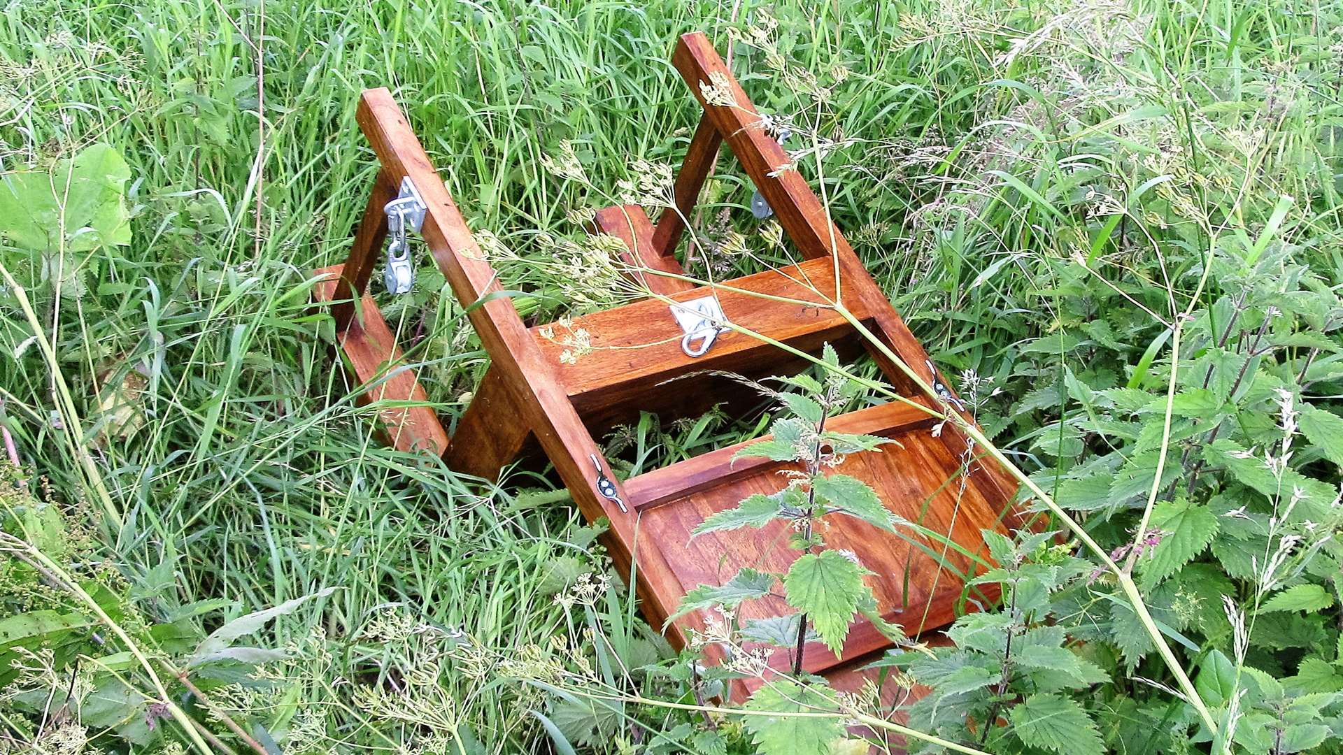 The chair spotted in a field near Hinxhill