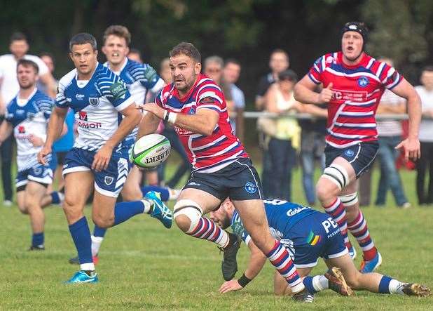 Tom Nicol on the attack for Tonbridge Juddians against Sale. Picture: Ben Hardistry (51402886)