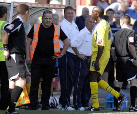 DILEMMA: Ronnie Jepson (centre) looks on as Ian Cox (right) is dismissed on Saturday. Picture: MATT WALKER