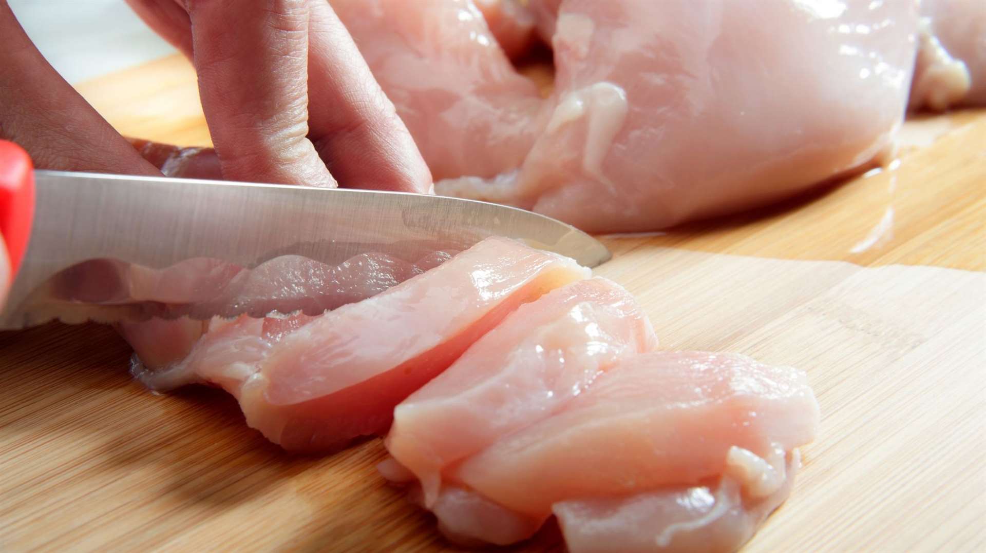 People must clean thoroughly after preparing raw meat. Image: iStock.