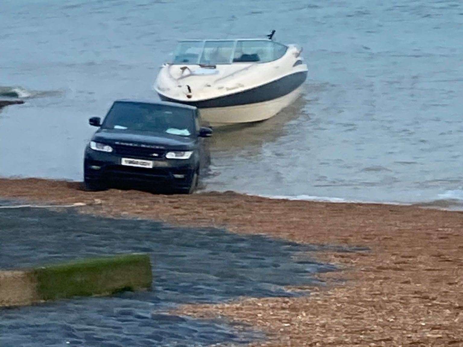 In attempting to tow a boat the Range Rover found itself trapped in the shingle on Dover beach