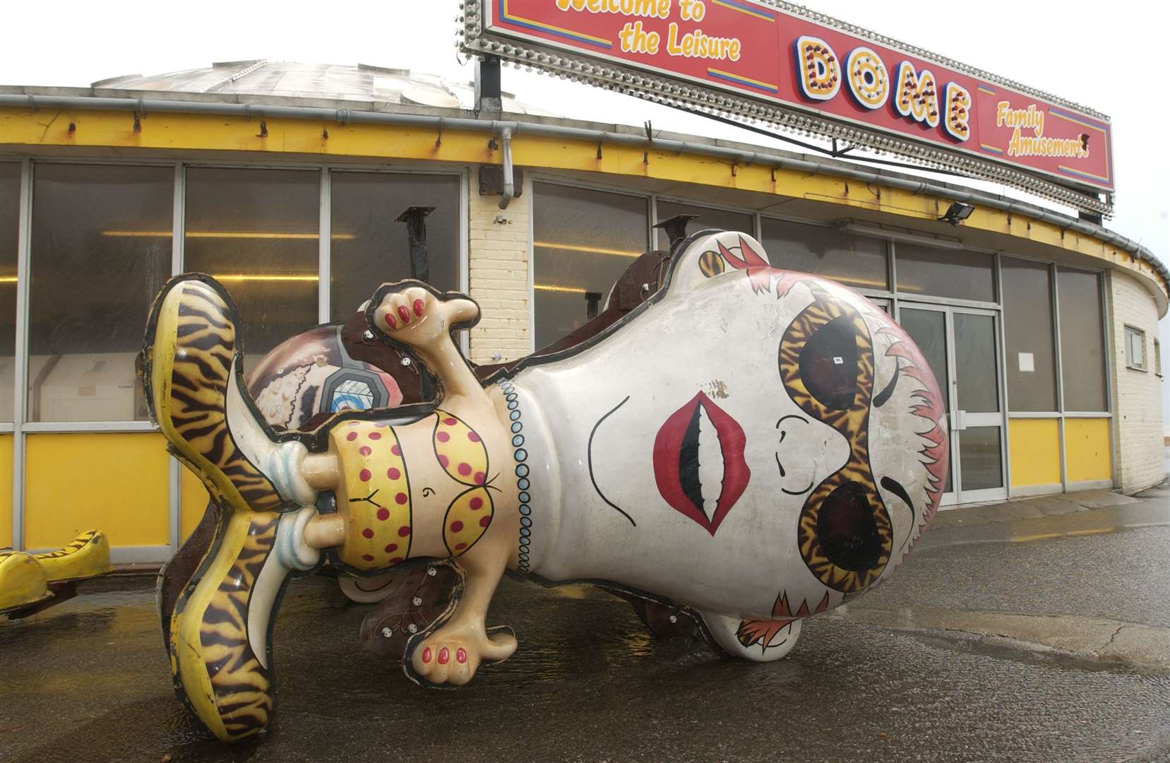 Folkestone Rotunda, 2007 - Auction to sell off the remnants of the funfair and arcade. The Dome is pictured in the background