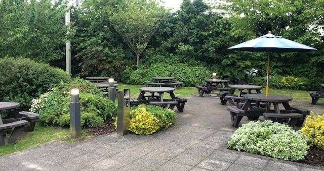 The weather was warm but everyone was choosing to dine inside and, apart from me, on-one else was just in for a pint