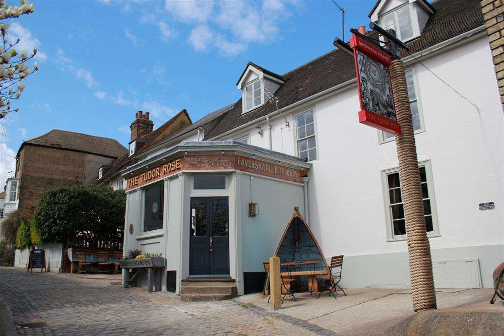 The Tudor Rose pub in Upper Upnor