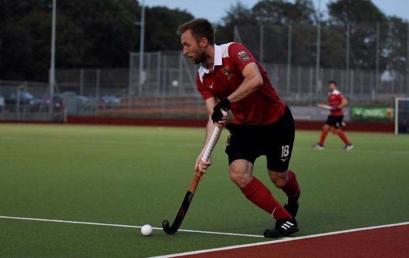 Player-head coach Barry Middleton in action for Holcombe against Reading Picture: Theresa Field