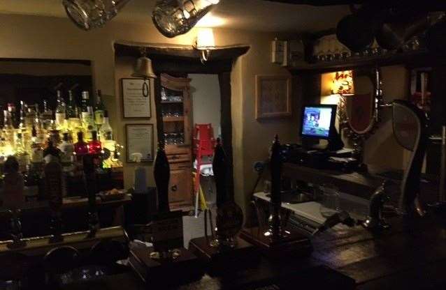 A few traditional tankard-shaped pint pots hang over the well-stocked bar