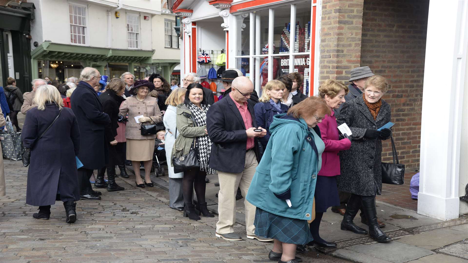 Crowds line up outside the Cathedral precincts