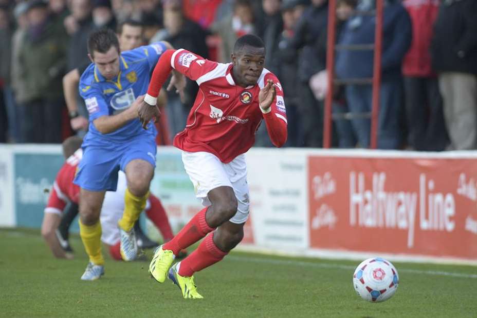 Anthony Cook on the run against Basingstoke in last season's league meeting Picture: Andy Payton