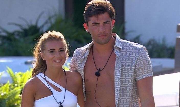 Series 4 winners Barmaid Dani Dyer with Ellie Jones' ex Jack Fincham on Love Island (7739151)