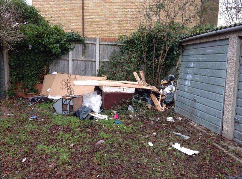 Flytipping discovered in Scotts Avenue, Rainham (3054369)