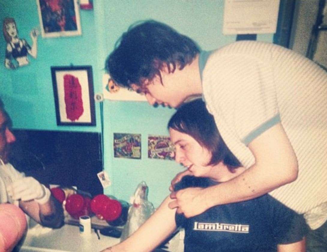 Dean Fragile getting a Libertine tattoo at Diamond Jacks in Soho, under the observation of Peter Doherty