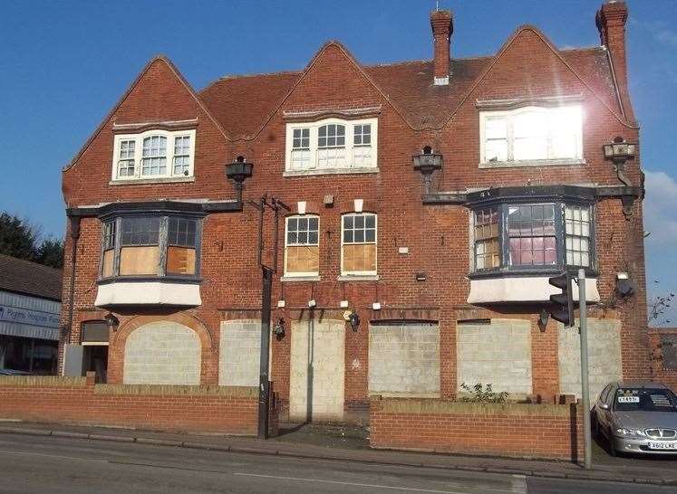 The White Lion pub in Cheriton High Street