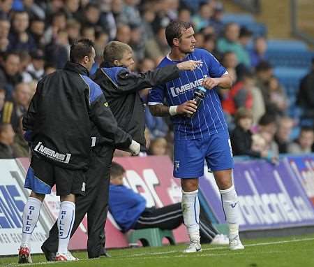 Andy Hessenthaler issues Danny Kedwell with orders