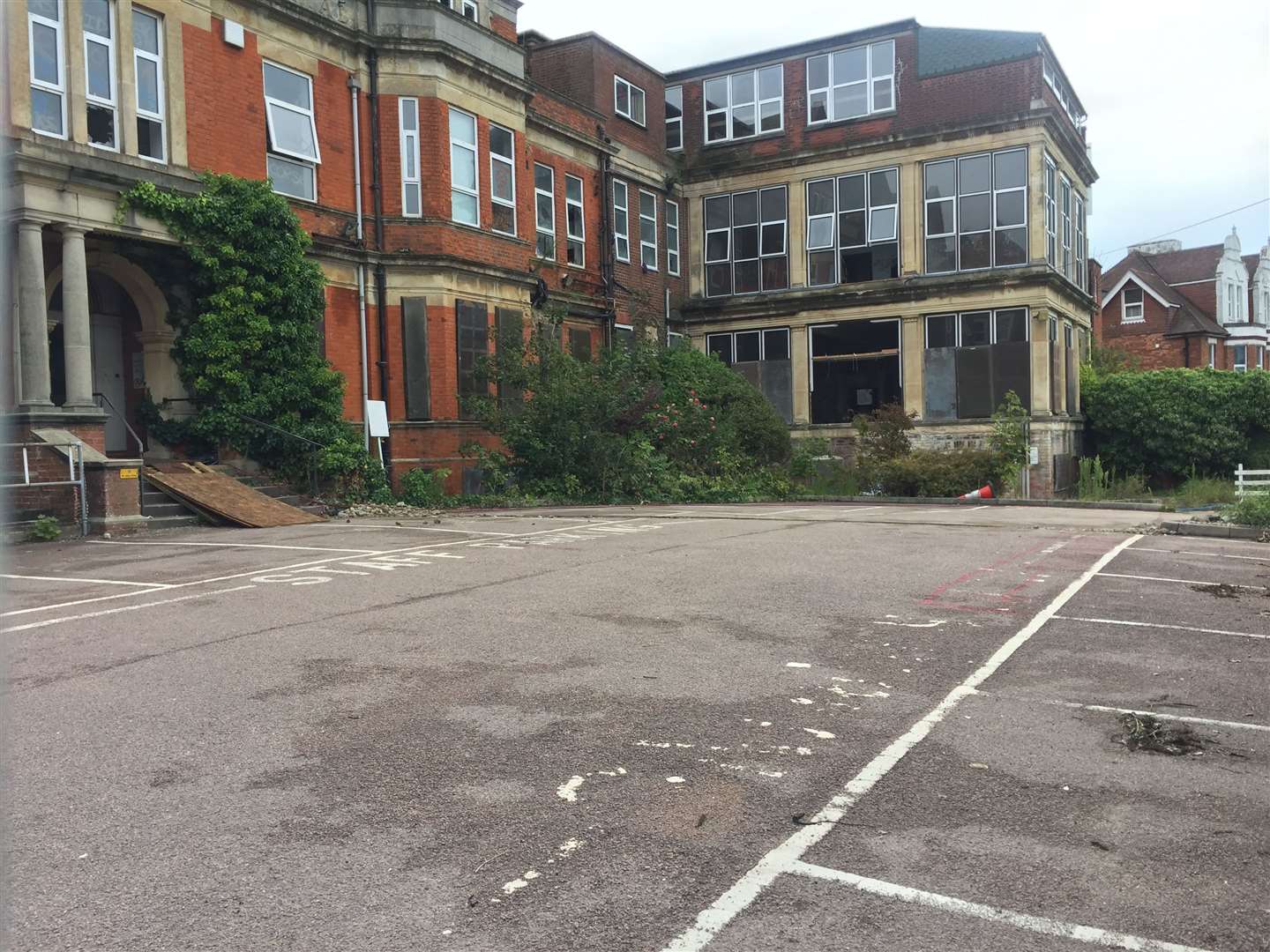 Boards once securing the historic Royal Victoria Hospital's doors now lay on the steps (15147319)