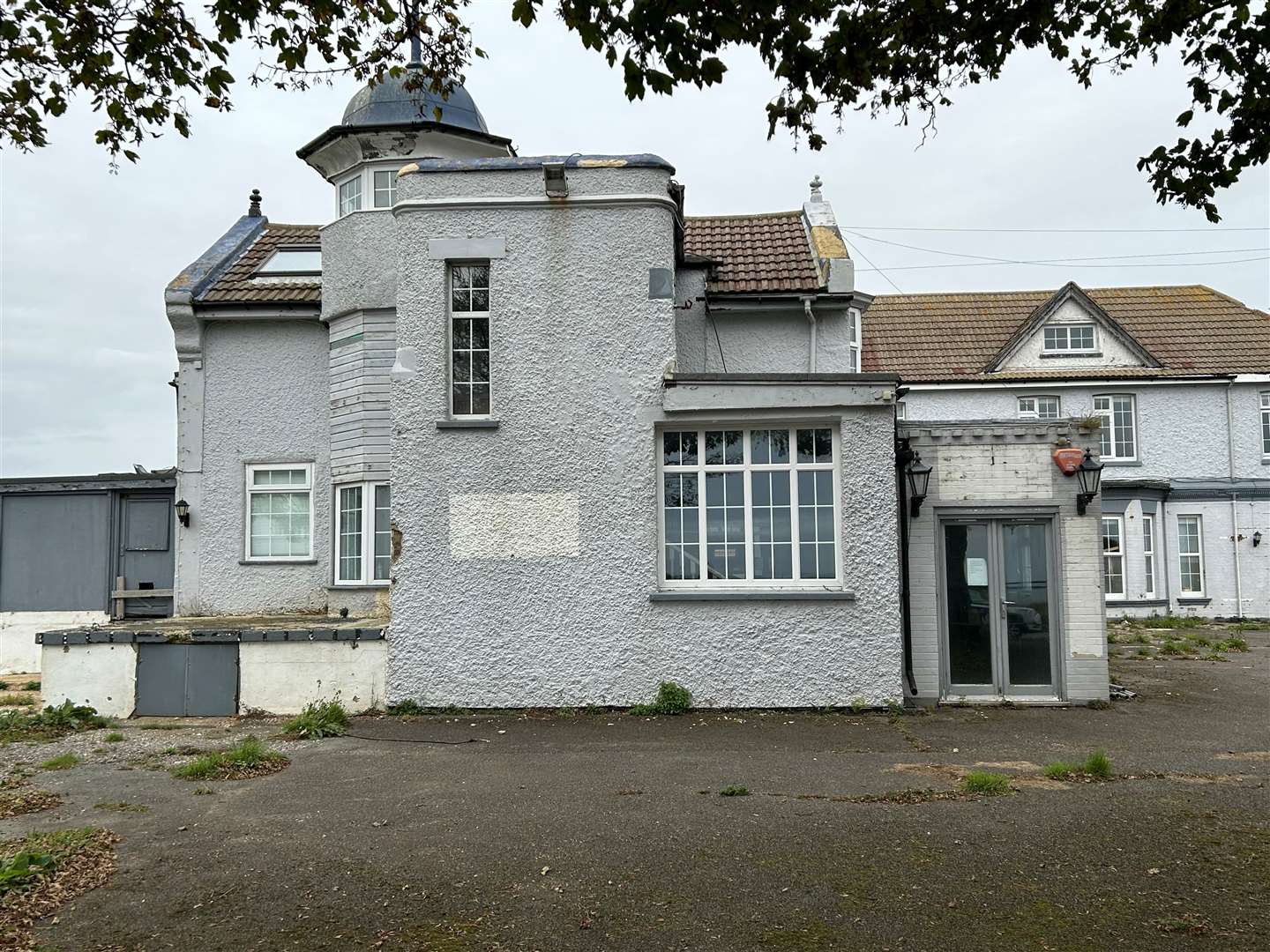 The Lighthouse Inn based in Capel-le-Ferne