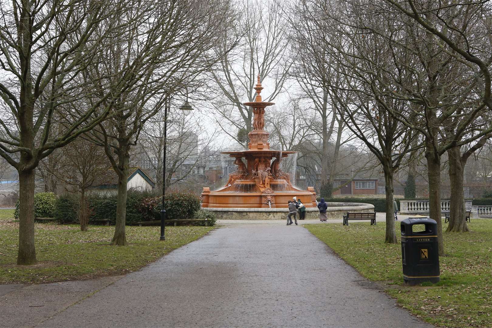 Today there are no statues around the fountain