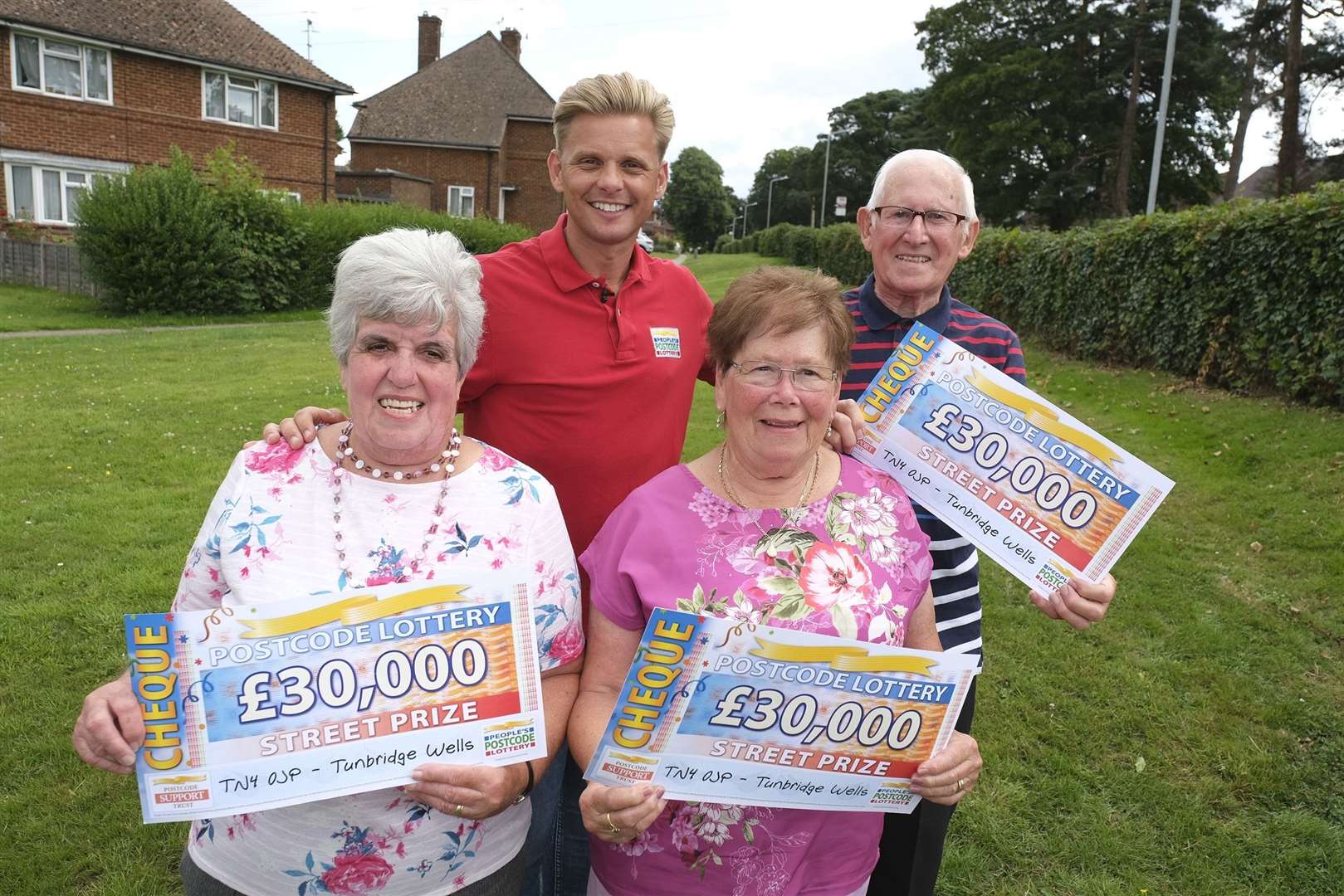 Jeff Brazier with Tunbridge Wells winners Frank Cornell, Julia Bradford and Patricia Brown (15018087)