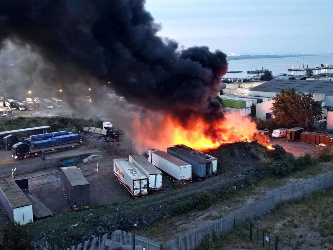 Dramatic pictures of the Gravesend fire. Credit: @jason_photos