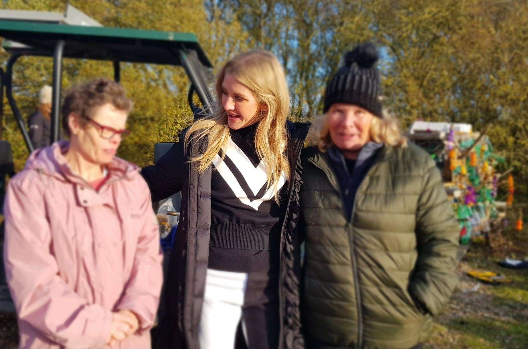 Ellie Goulding posed with Marsh residents Diana (L) and Linda (R). Photo: Simone Leader