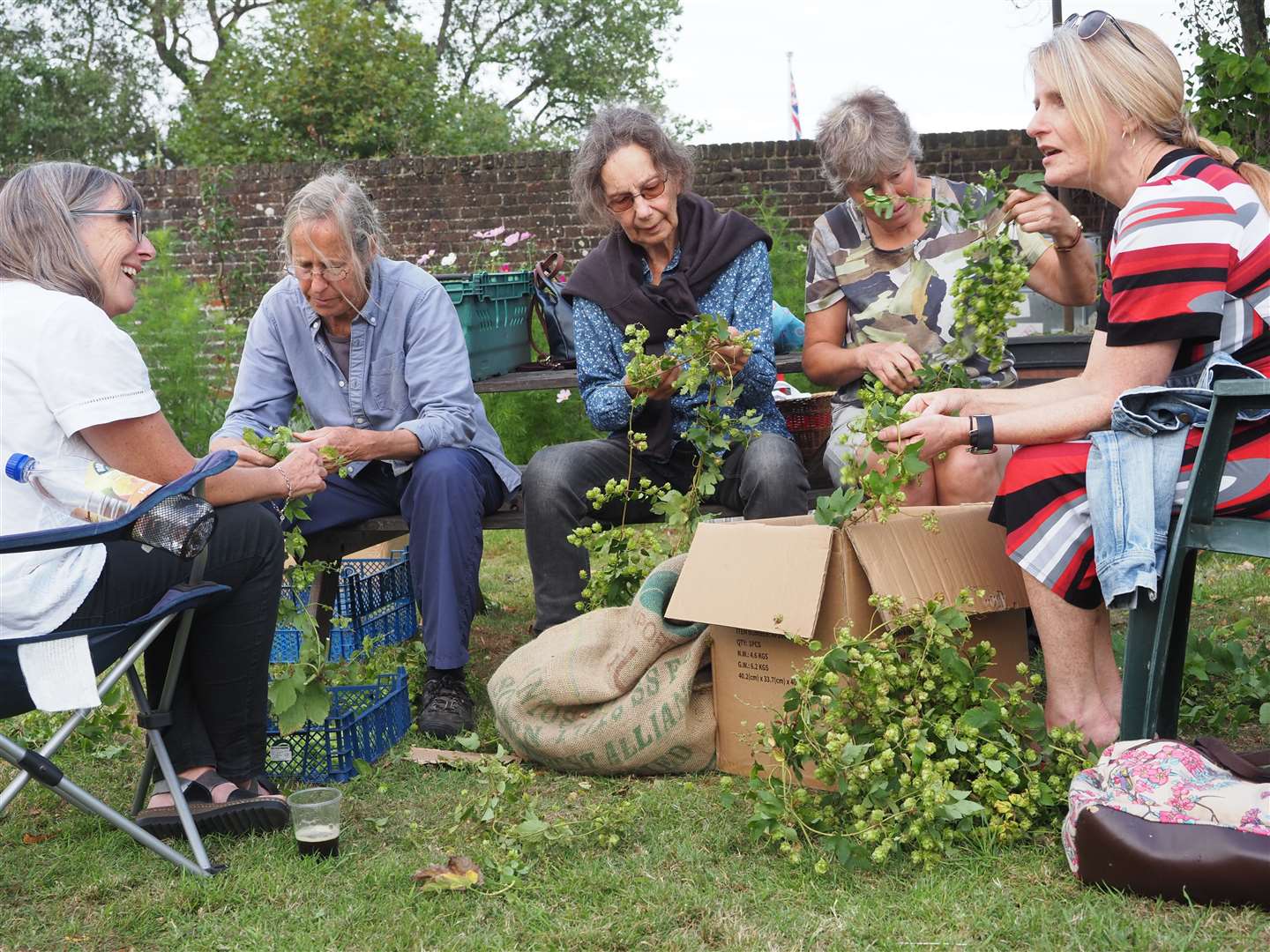 Hop pickers at the Captain's Garden in Deal