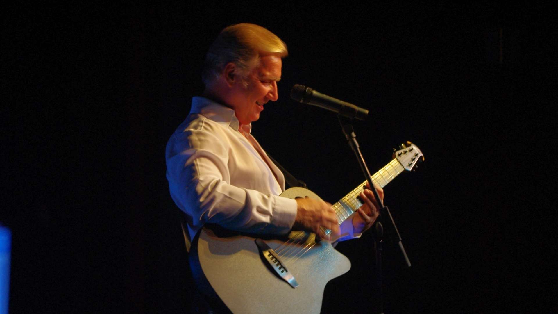 Bob Drury performing as Neil Diamond