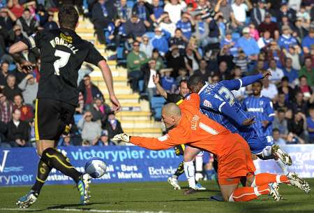 Jo Kuffour tries to go round the keeper