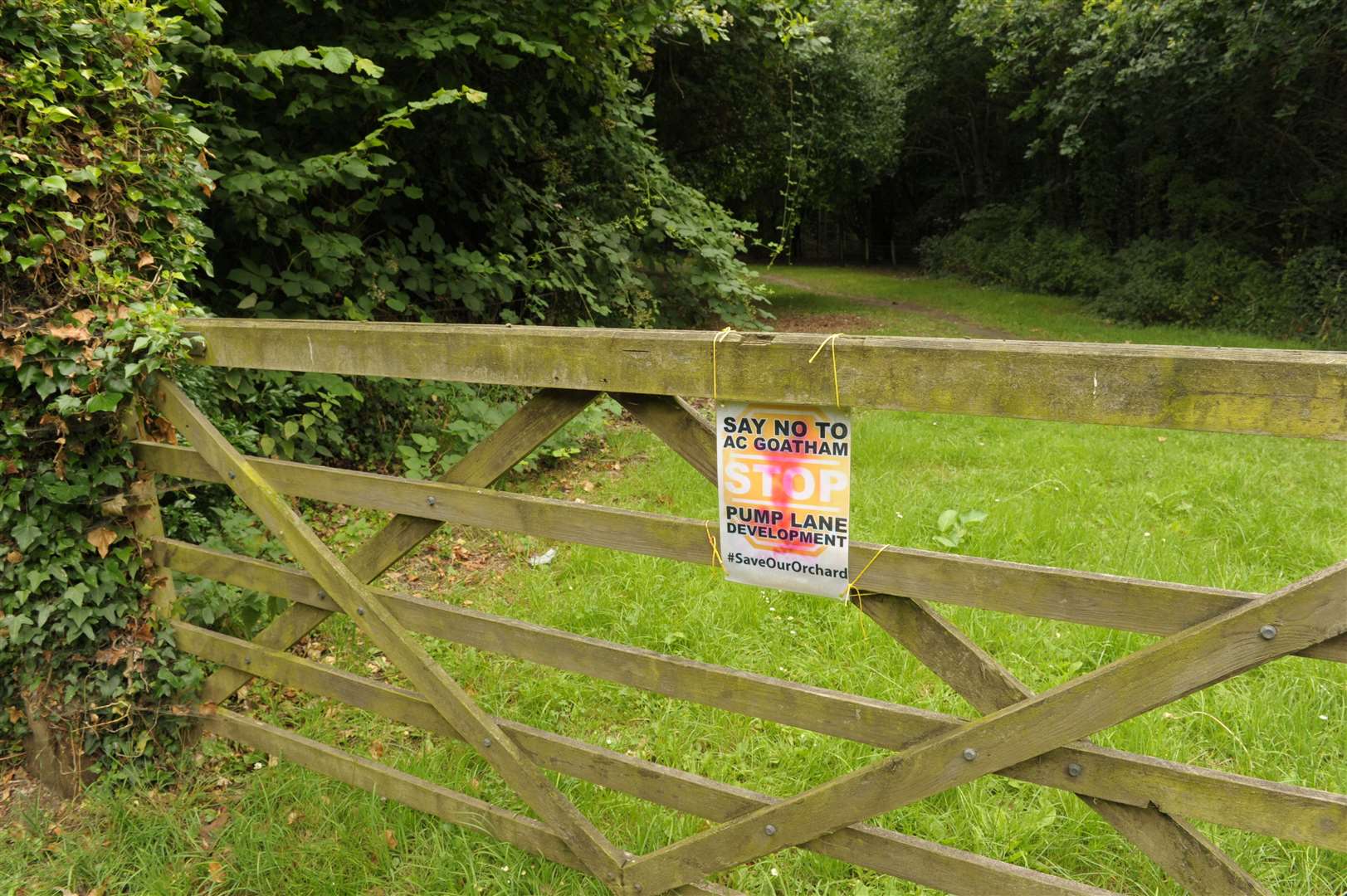 Gates, homes and shops have protest banners.Picture: Steve Crispe. (14405159)