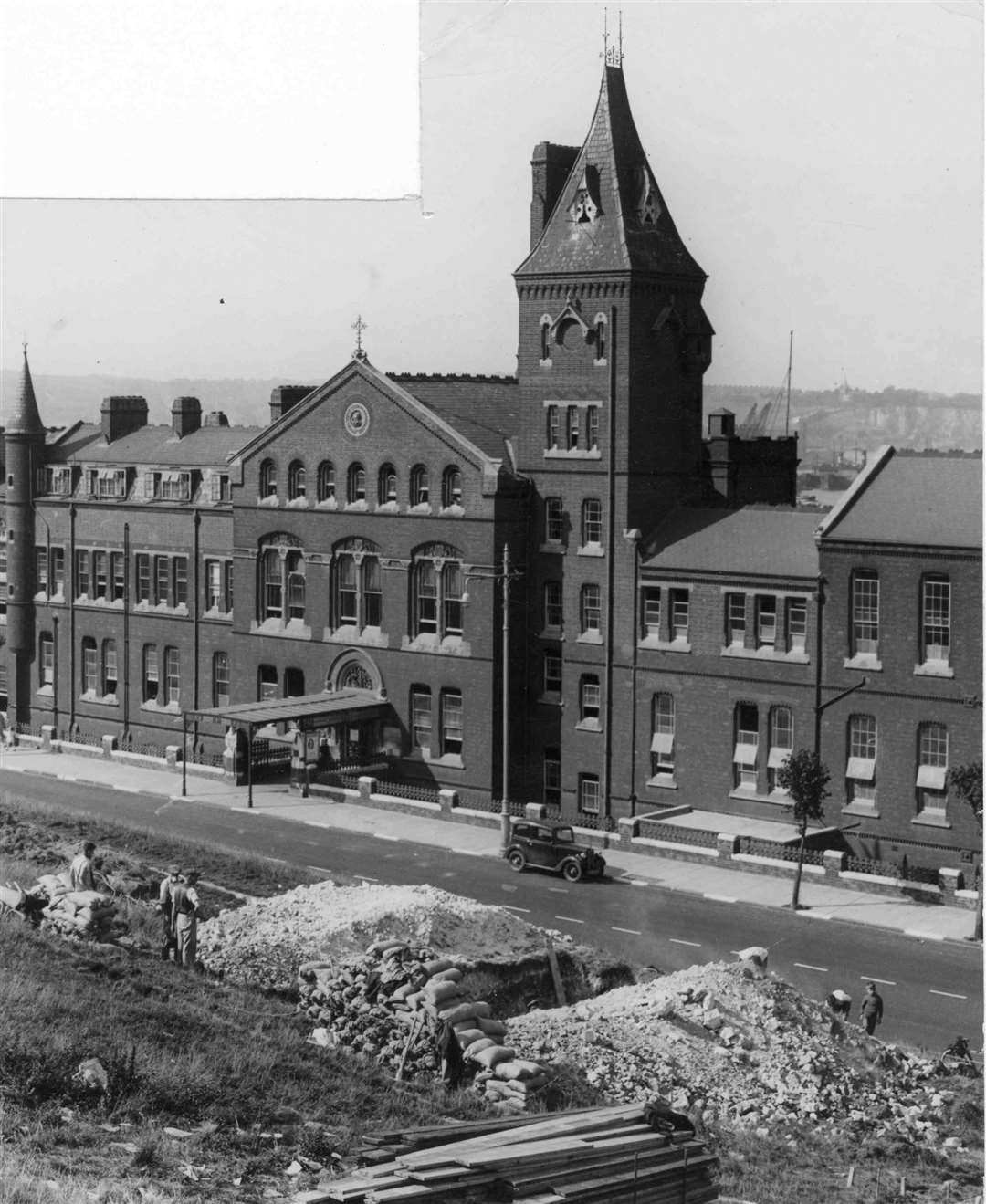 Bomb shelters being constructed for hospital staff at St Bart's