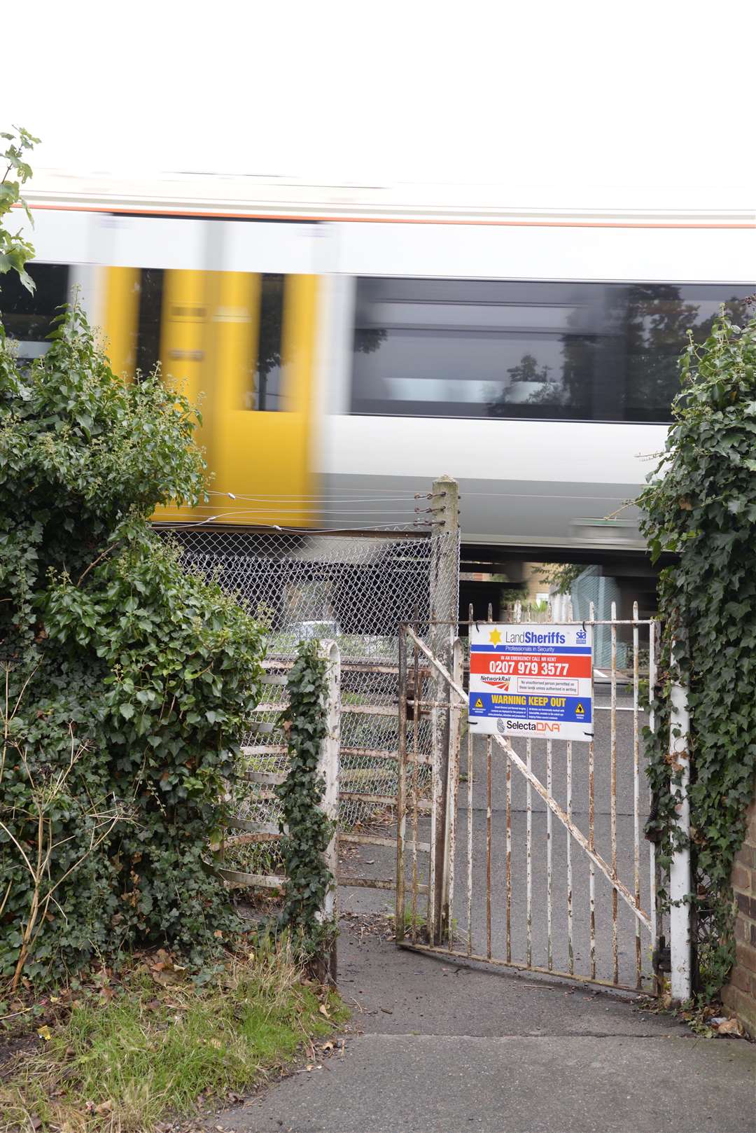 The Glebe Way, Clifton Road railway crossing