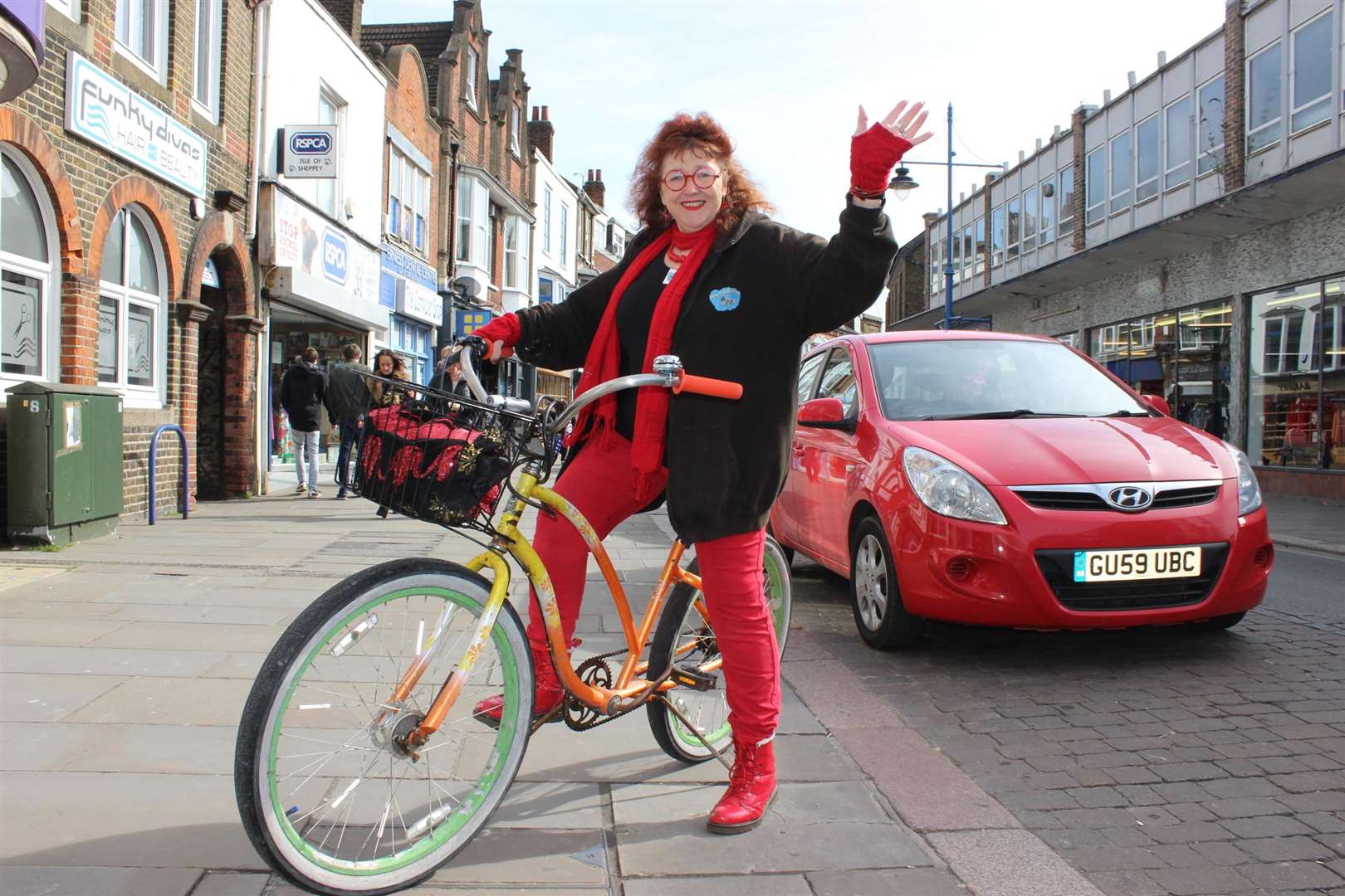 Cyclist Chris Reed with Daisy the bike (7100232)