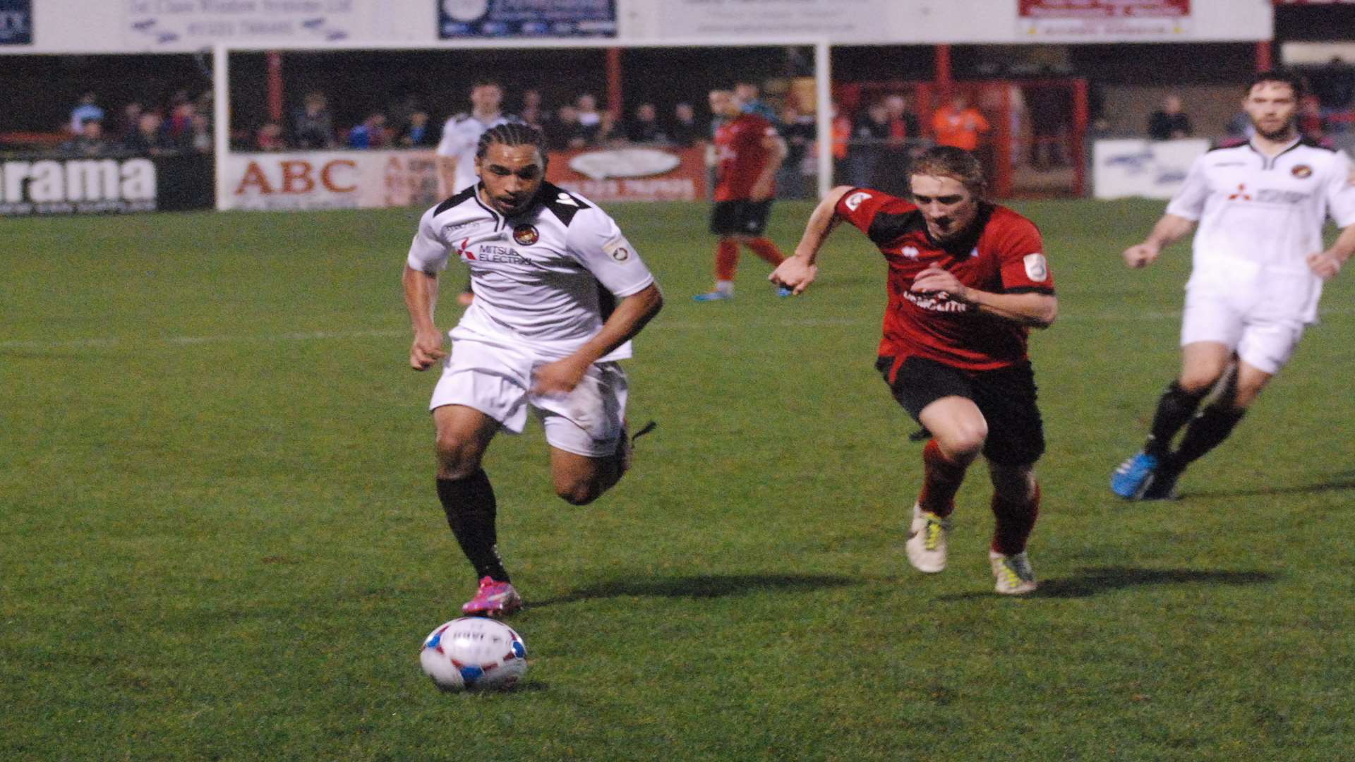 Brendan Kiernan runs down the Ebbsfleet right Picture: Paul Jarvis