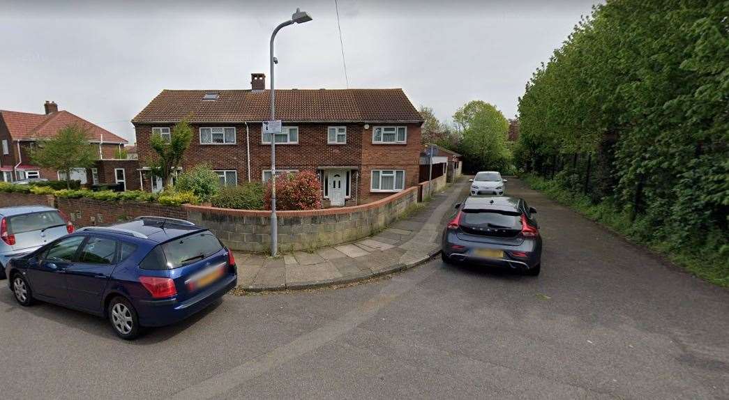 The alleyway between Cedar Avenue and Hever Court Road