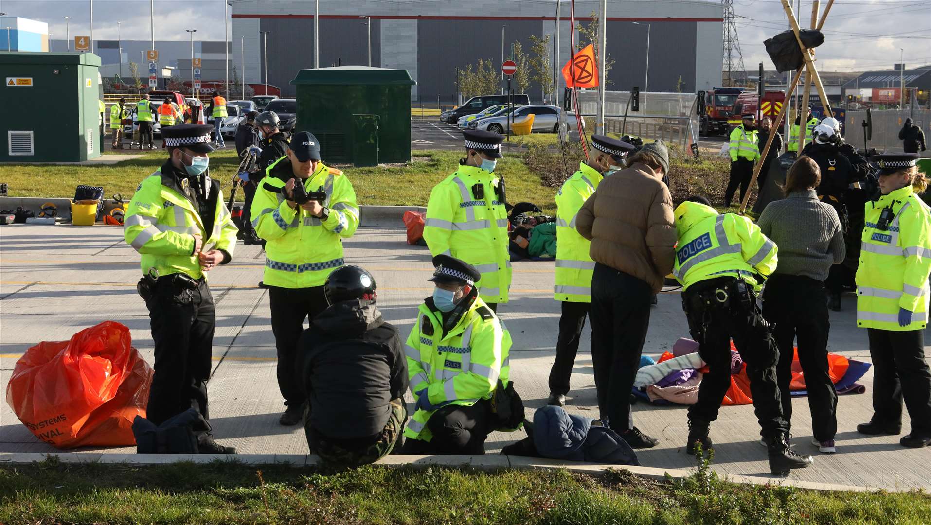 Police talking to Extinction Rebellion protesters at the Amazon Dartford warehouse. Photo: UKNIP