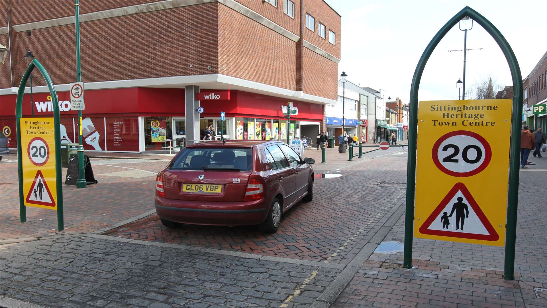 The signs declared the town as a Heritage venue with a maximum speed of 20mph through the High Street