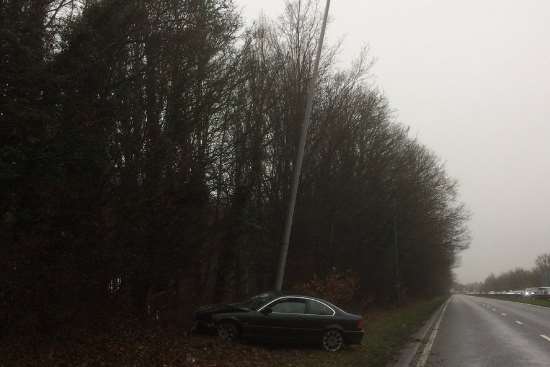 The car crashed into a lamppost. Picture: @KentSpecials