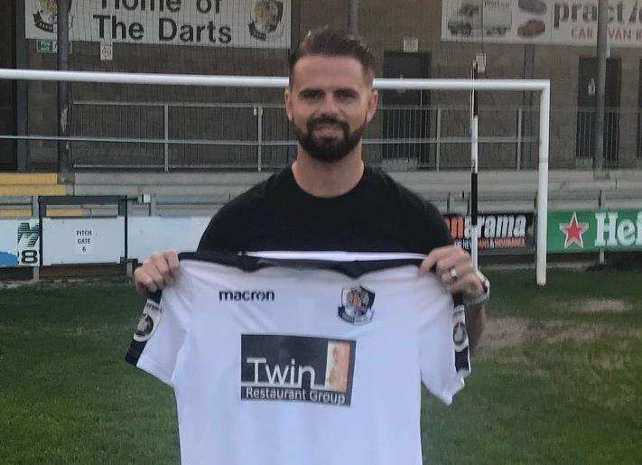 Ben Greenhalgh poses with his Dartford shirt (2201066)