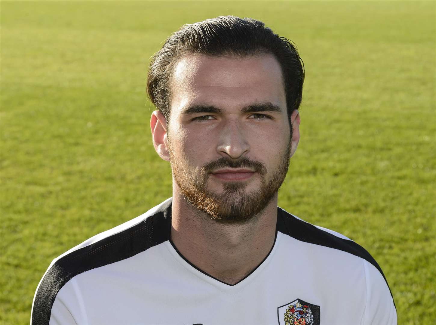 Dartford defender Ronnie Vint Picture: Andy Payton