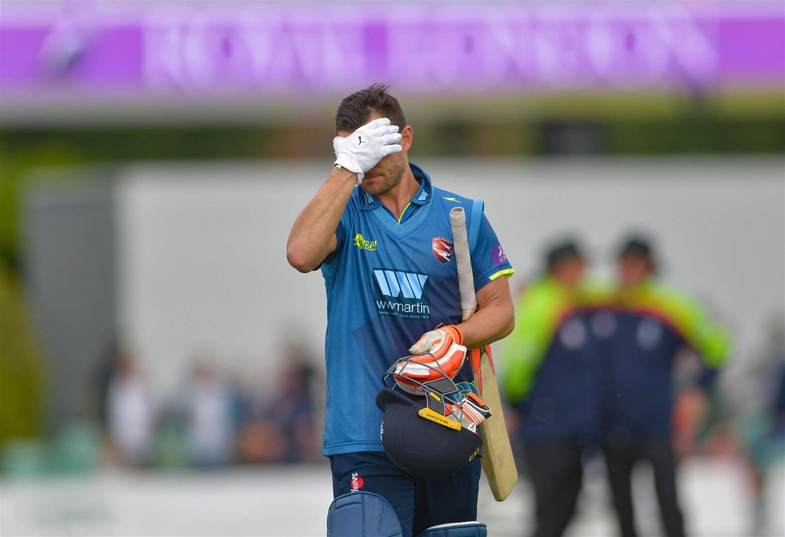 Kent's Heino Kuhn just fails to carry his bat and see Kent to the final falling with just four runs required during their Royal London Cup semi-final at New Road, Worcester. Picture: Ady Kerry.