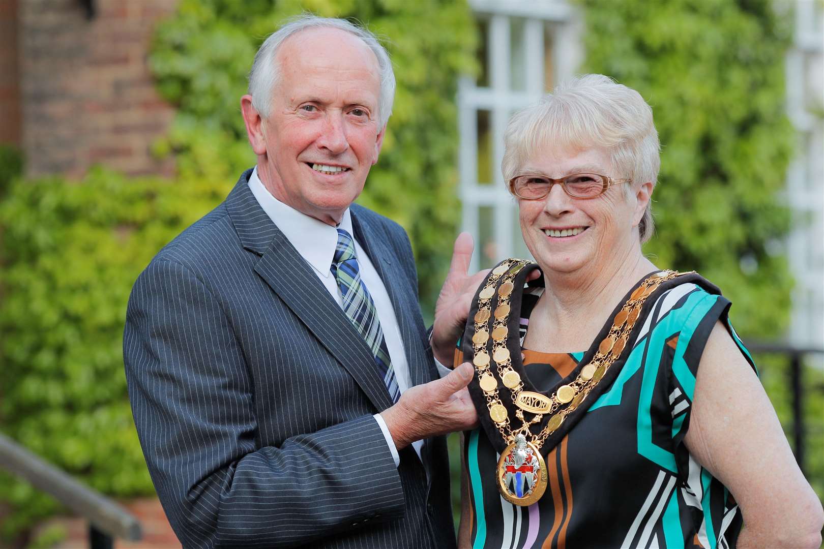 Former mayor Cllr Roger Dalton handing over the mayor's chain to new mayor Cllr Pam Bates (2023196)