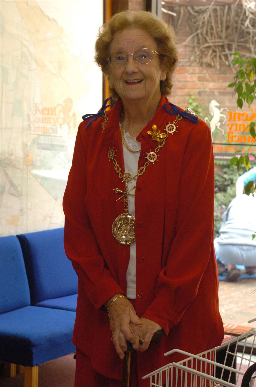 Pat Oakeshott unveiling a plaque during her term as Mayor. Picture by Steve Crispe