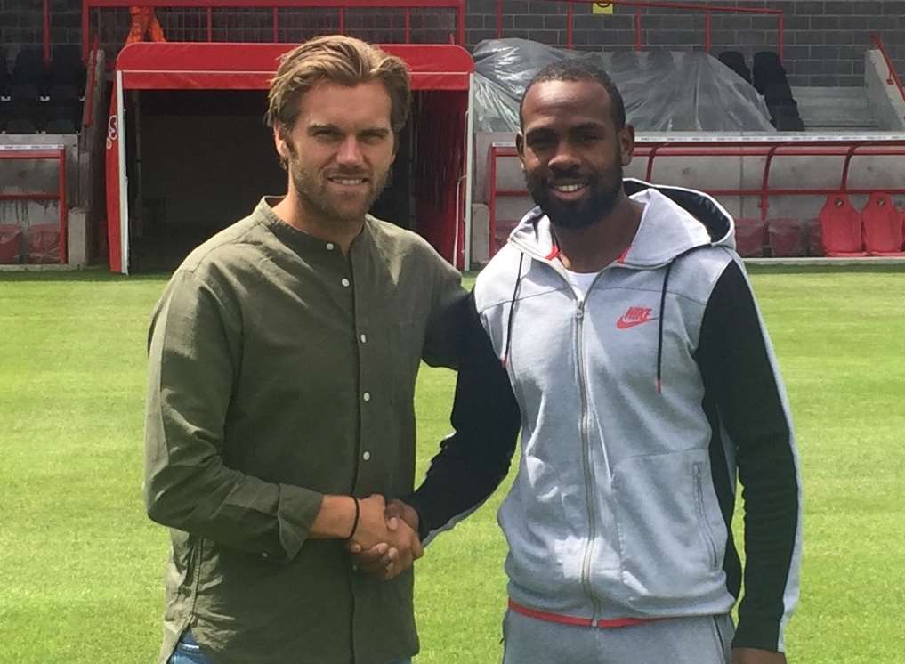 Ebbsfleet boss Daryl McMahon with new signing Myles Weston