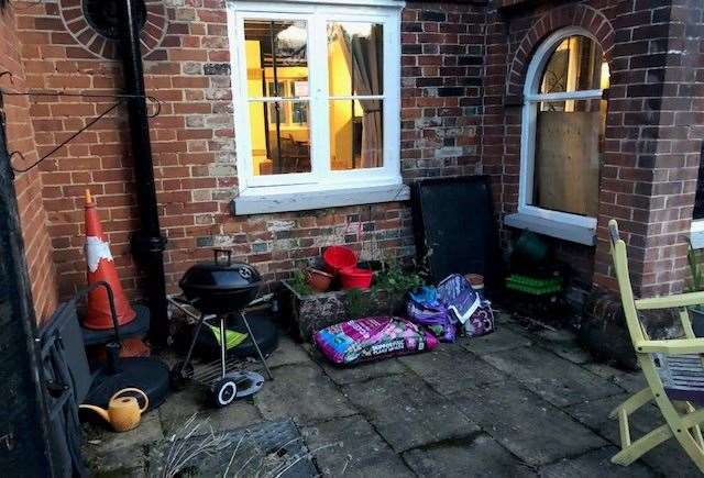 The small courtyard area at the side of the pub could be a real feature and a very pleasant place to sit and have a drink – but it needs a proper tidy up