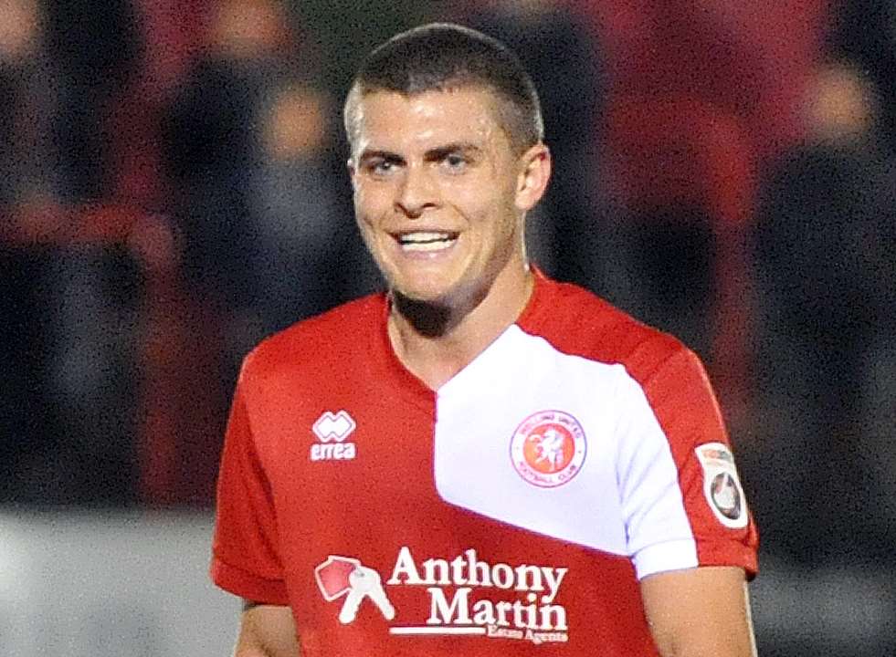 Welling midfielder Harry Lee/ Picture: David Brown