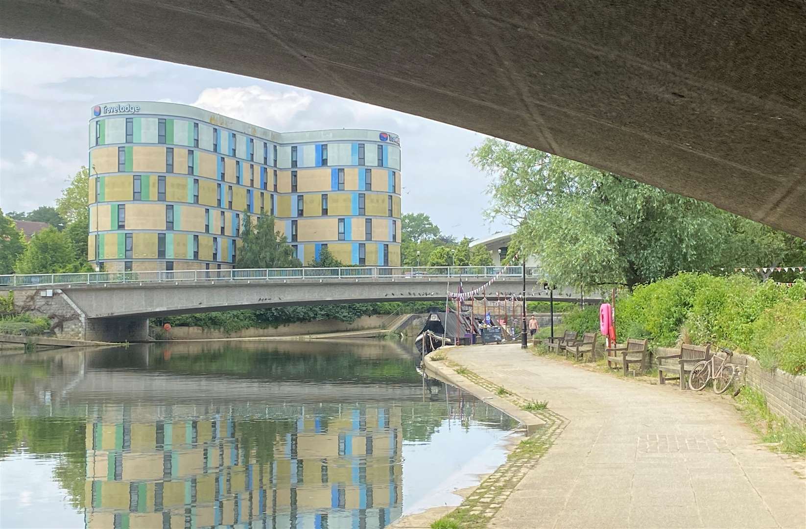 You can find the cafe in-between the two main bridges on the one-way system